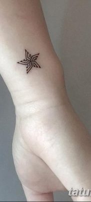 fotó egy csillag tetoválásról a karon, 2017.12.21., №017 - tetovált csillagok a kezén -