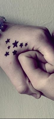 fotó a csillag tetoválásról a karon, 2017.12.21., №026 - tetovált csillagok a kezén -
