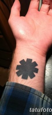 fotó a csillag tetoválásról a karon, 2017.12.21., №038 - tetovált csillagok a kezén -