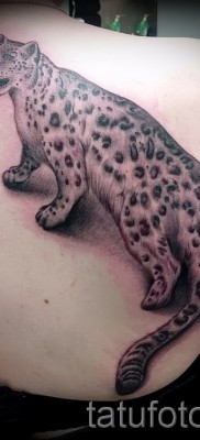 Fotó egy leopárd tetoválásról - tetoválás a lány jobb lapockájáról