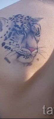 Leopárd tetoválásban a srác bal lapockáján