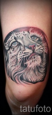 Fotó a leopárd tetoválásról - tetoválás a térd felett