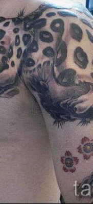 Fotó egy leopárd tetoválásról - tetoválás a férfi vállán és mellkasán