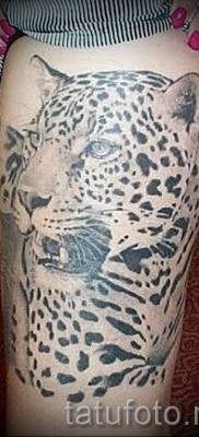 Fotó a leopárd tetoválásról - rajz a lány combjára és lábára
