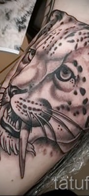 Fotó egy leopárd tetoválásról - példa egy tetoválásra állattal és nagy agyarakkal