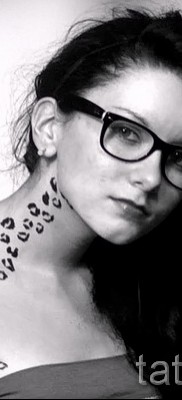 Fotó egy leopárd tetoválásról - példa a lány vállán lévő foltokra