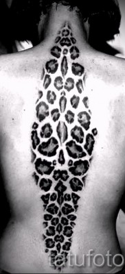 Fotó egy leopárd tetoválásról - példa egy lány színezésére a gerincen