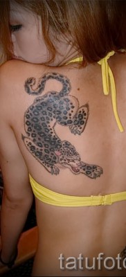 Fotó egy leopárd tetoválásról - példa egy lány bal lapockájára