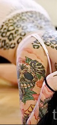 Fotó egy leopárd tetoválásról - színezés a lány hátán foltokkal