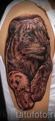 Fotó a leopárd tetoválásról - gyönyörű tetoválás az ember jobb vállán