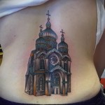 egyházi tetoválás a hát alsó részén