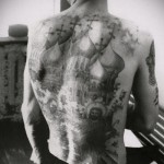 hátán tetovált kupolák és templom