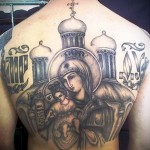szűz és gyermek a háttérben egy templom kupolákkal - tetoválás