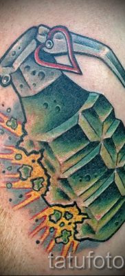 tatu-granata-foto-gotovoj-tatuirovki-dlya-stati-pro-znachenie-tatu-009-tatufoto-ru