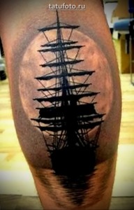 Tetovált fekete sziluettje a hajónak, amely elúszik