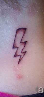 tatu-molniya-foto-dlya-stati-pro-znachenie-tatuirovki-003-tatufoto-ru