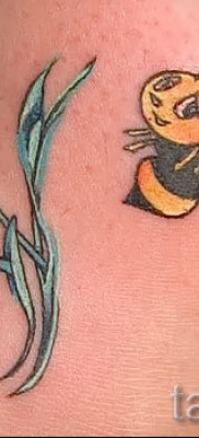 Fotó méh tetoválás - mosolygós méh és növény