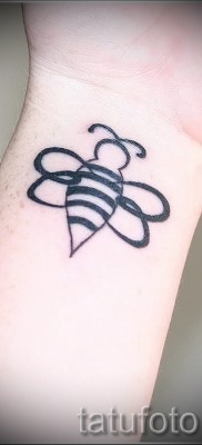 Fotó egy méh tetoválásról - vonalrajz egy lány csuklóján