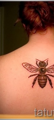 Fotó egy méh tetoválásról - egy lány háta közepén