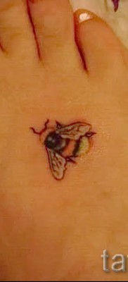 Fotó egy méh tetoválásról - kis tetoválás a láb alján