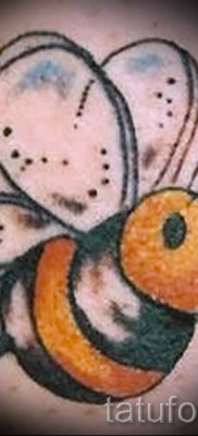 Fotó egy méh tetoválásról - humoros változat