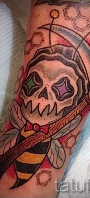 Példa egy méh tetoválásra az 51. fotón