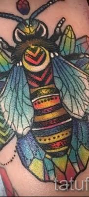 Példa egy méh tetoválásra az 50. fotón