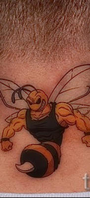 Példa egy méh tetoválásra a 48. fotón