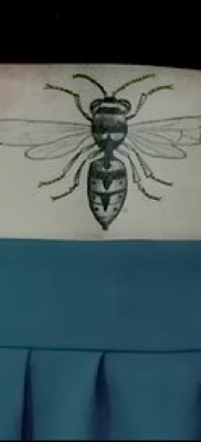 Példa egy méh tetoválásra a 47. fotón