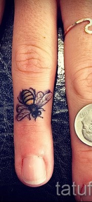 Példa egy méh tetoválásra a 46. fotón