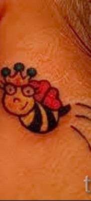 Példa egy méh tetoválásra a 44. fotón