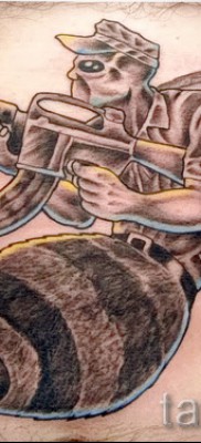 Példa egy méh tetoválásra a 43. fotón