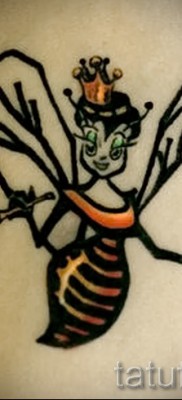 Példa egy méh tetoválásra a 42. képen