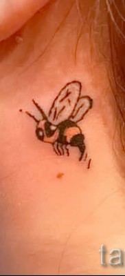 Példa egy méh tetoválásra a 40. fotón