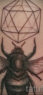 Példa egy méh tetoválásra a 35. fotón