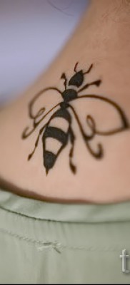 Példa egy méh tetoválásra a 34. képen