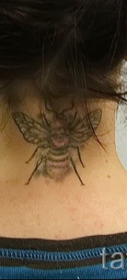 Példa egy méh tetoválásra a 32. fotón