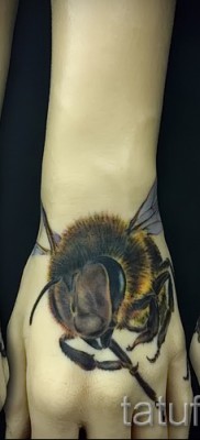 Példa egy méh tetoválásra a 30. fotón