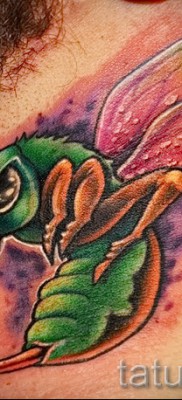 Példa egy méh tetoválásra a 28. fotón