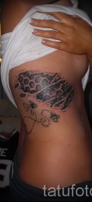 Példa egy méh tetoválásra a 27. fotón