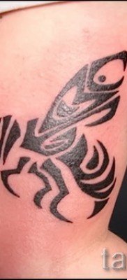 Példa egy méh tetoválásra a 24. fotón