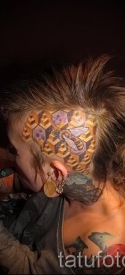 Példa egy méh tetoválásra a 23. képen