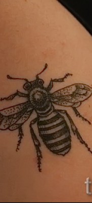 Példa egy méh tetoválásra a 22. fotón