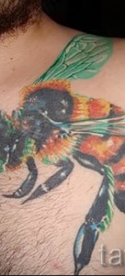 Példa egy méh tetoválásra a 21. képen