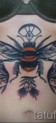 Példa egy méh tetoválásra a 19. fotón