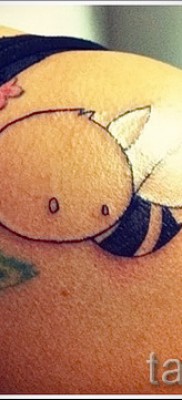 Példa egy méh tetoválásra a 18. képen