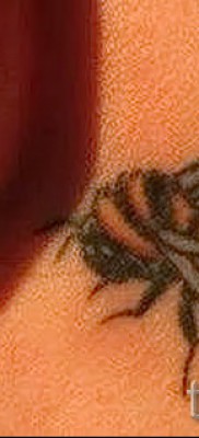 Példa egy méh tetoválásra a 17. képen