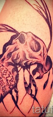 Példa egy méh tetoválásra a 14. képen