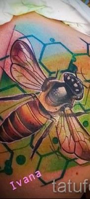 Példa egy méh tetoválásra a 12. képen