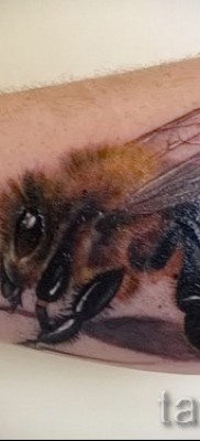 Példa egy méh tetoválásra a 11. fotón